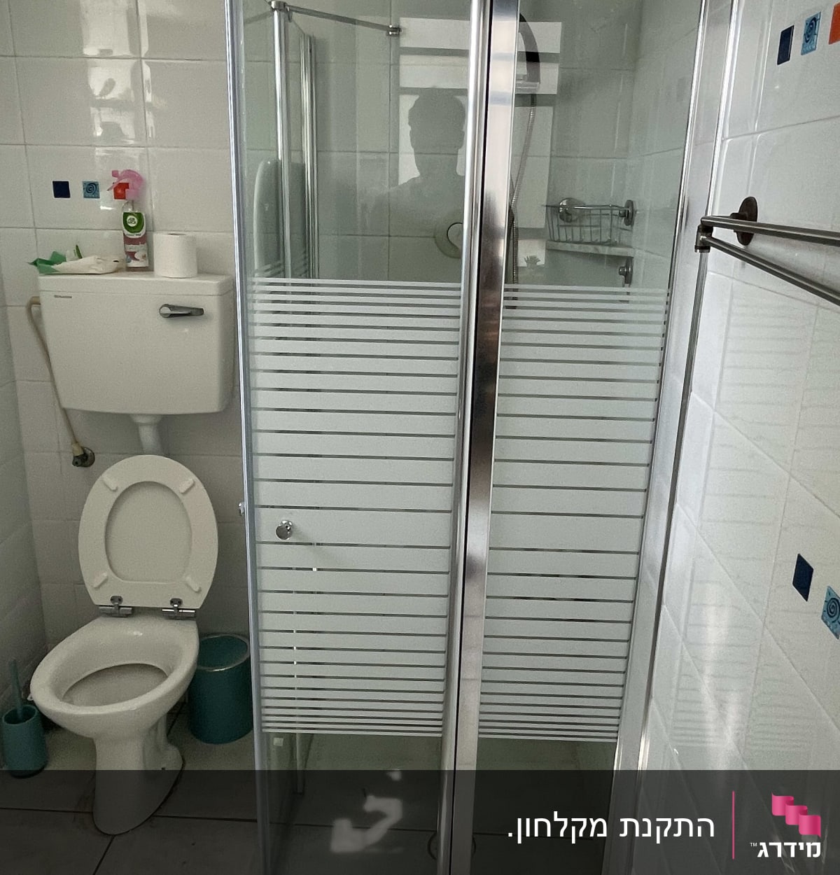 מקלחון זכוכית עם דלתות הזזה בחדר אמבטיה